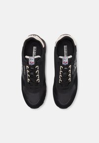 Paar schwarze Napapijri-Sneaker mit weißen Schnürsenkeln, Mesh- und Wildlederdetails sowie norwegischem Flaggenlogo auf der Zunge, von oben auf weißem Hintergrund dargestellt.