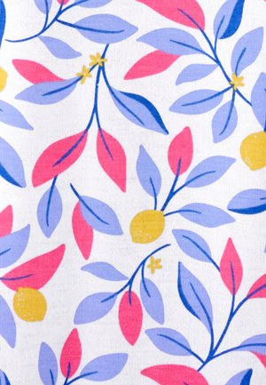 Muster aus blauen und pinkfarbenen Blättern mit kleinen gelben Blumen und Zitronen auf weißem Stoffhintergrund.