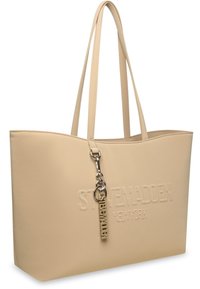 Borsa tote beige realizzata in materiale sintetico liscio, con logo in rilievo, manici lunghi e un dettaglio con portachiavi. Forma rettangolare strutturata.