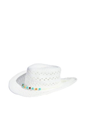 Witte geweven strohoed in cowboystijl met brede rand en een decoratief lint van turquoise en barnstenen kralen rond de basis.