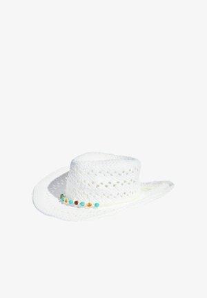 Witte geweven strohoed in cowboystijl met brede rand en een decoratief lint van turquoise en barnstenen kralen rond de basis.