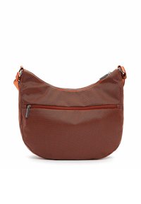 Brun nylon skuldertaske med tekstureret overflade, buet form, lynlås-åbning og en udvendig lomme. Metal detaljer på stropen.