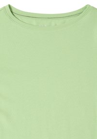 T-shirt vert clair en coton doux. Présente un col rond et une texture lisse avec un design simple, sans motifs ni accents.