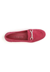 Rosa Wildleder-Slipper mit einer dekorativen silbernen Hardware-Akzent auf der Vorderseite. Abgerundete Zehenpartie und flache Sohle. Das Etikett trägt die Aufschrift "CAFèNOIR."