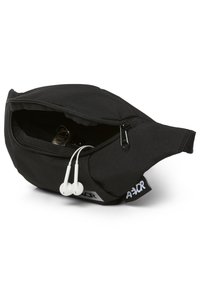 Schwarze Stofftasche mit Reißverschluss, mit einer glatten Textur, einem innen befestigten Schlüsselring und teilweise sichtbaren weißen Kopfhörern.