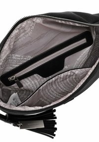 Custodia nera con zip e interno foderato. Presenta una tasca e un'etichetta metallica con marchio. Esterno liscio con dettagli in frange.