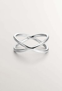 Anillo de metal plateado con un diseño continuo y retorcido, textura suave y un centro abierto, que presenta líneas minimalistas y fluidas.