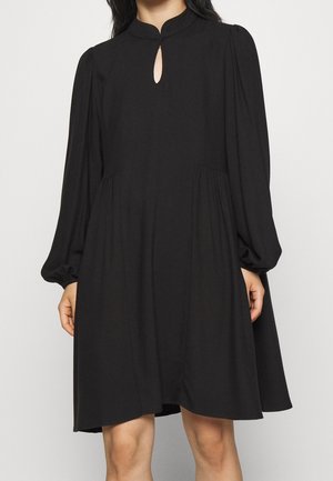 Schwarzes Kleid mit einem hohen Kragen, einem Schlüsselloch-Detail und langen Puffärmeln. Aus weichem Stoff gefertigt, mit einer lockeren, ausgestellten Silhouette und plissierten Akzenten.