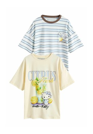 Zwei kurzärmelige Hemden: eines gestreift mit einem kleinen Hasen, der eine Zitrone hält, das andere cremefarben mit Hello Kitty, Zitronen und dem Text "CITRUS Fresh".