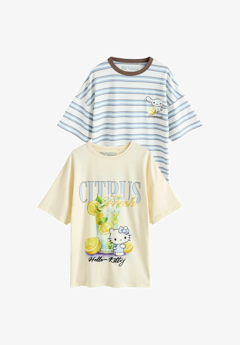 Deux chemises à manches courtes : l'une rayée avec un petit lapin tenant un citron, l'autre crème avec Hello Kitty, des citrons et le texte "CITRUS Fresh".