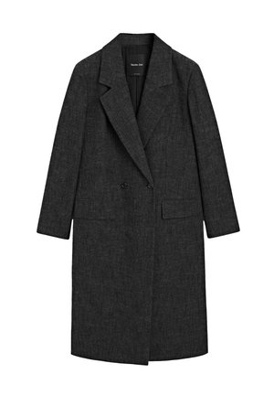 Long manteau gris foncé avec une texture semblable à de la laine. Présente un col cranté, une fermeture à double boutonnage à l'avant et deux poches avant. Construction simple.