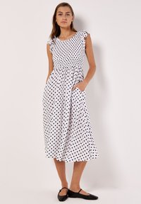 Apricot POLKADOT SMOCKED MIDI - Vapaa-ajan mekko - white