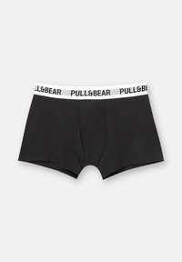 Crne muške bokserice izrađene od mekanog materijala, s bijelim elastičnim pojasom na kojem je crnim slovima ispisano "PULL&BEAR".