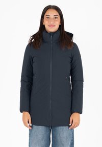 Cappotto imbottito blu scuro con colletto alto, chiusura con zip e due tasche laterali. Presenta un cappuccio e una leggera texture lucida.