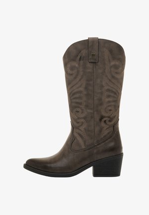 Stivali da cowboy in finta pelle marrone con cuciture decorative, punta affusolata e tacco incassato. Presentano una superficie texture e una linguetta di estrazione.