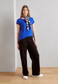 PIECES Pcbillo New Tee Noos - T-Shirt Donna A Righe Marine, Scollo A V, Vestibilità Larga E Comoda - Colore Black Stripes Bright White, Taglia 40 (XS)
