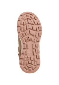 Suola in gomma con una sfumatura rosa, caratterizzata da un motivo di battistrada robusto per la trazione. Include un plantare piatto e accenti laterali in beige chiaro.