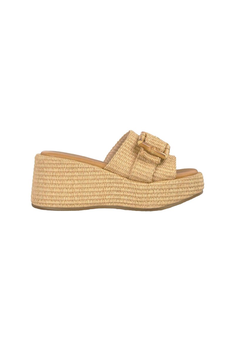 Sandali a zeppa realizzati in paglia intrecciata color beige, con una fascia ampia e una fibbia rettangolare e suola in EVA testurizzata.