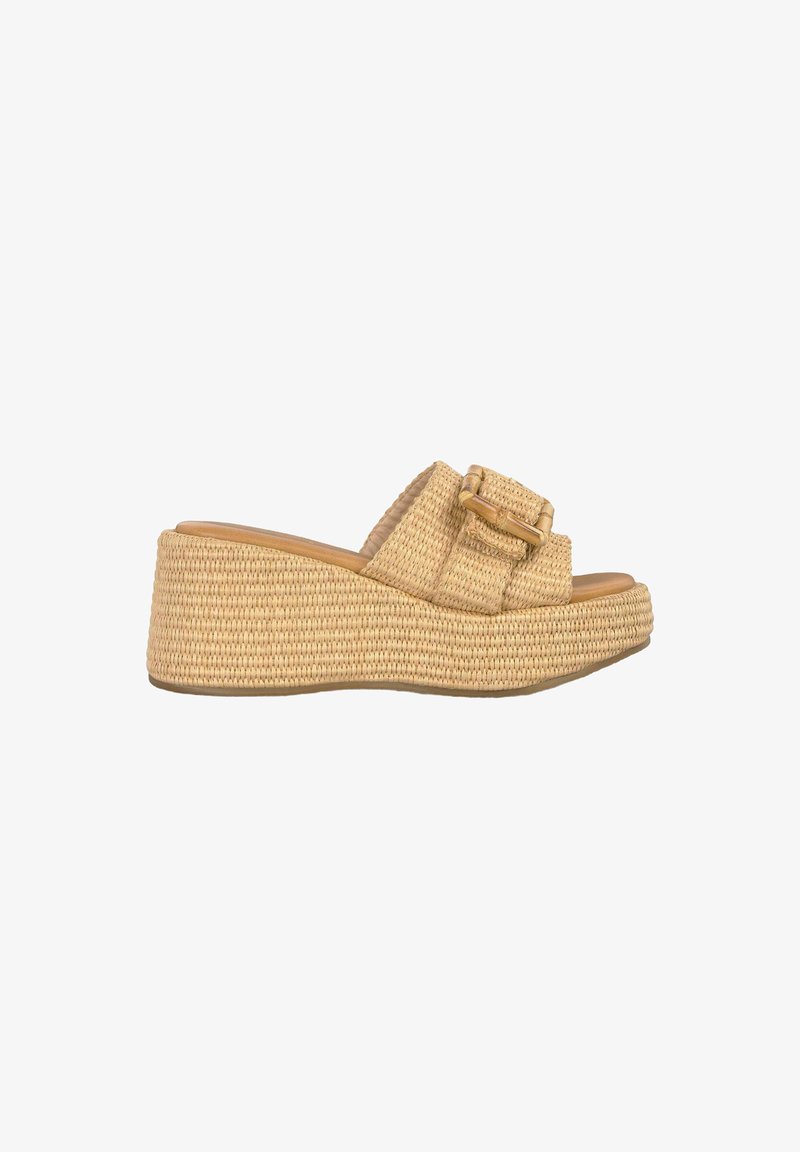 Sandali a zeppa realizzati in paglia intrecciata color beige, con una fascia ampia e una fibbia rettangolare e suola in EVA testurizzata.