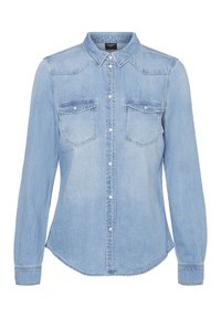 Camicia di jeans azzurro chiaro con maniche lunghe, colletto a punta, due tasche frontali e chiusura con bottoni. Presenta un orlo curvo e dettagli cuciti.