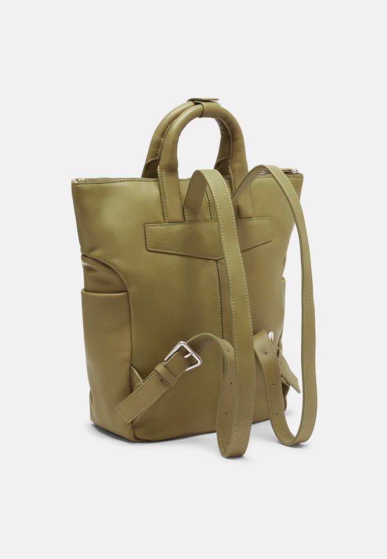 Grüner Leder-Rucksack mit doppelten Obergriffen, verstellbarem Schulterriemen, einem Reißverschluss und einer Vorderstasche. Glatte Textur und strukturierte Form.