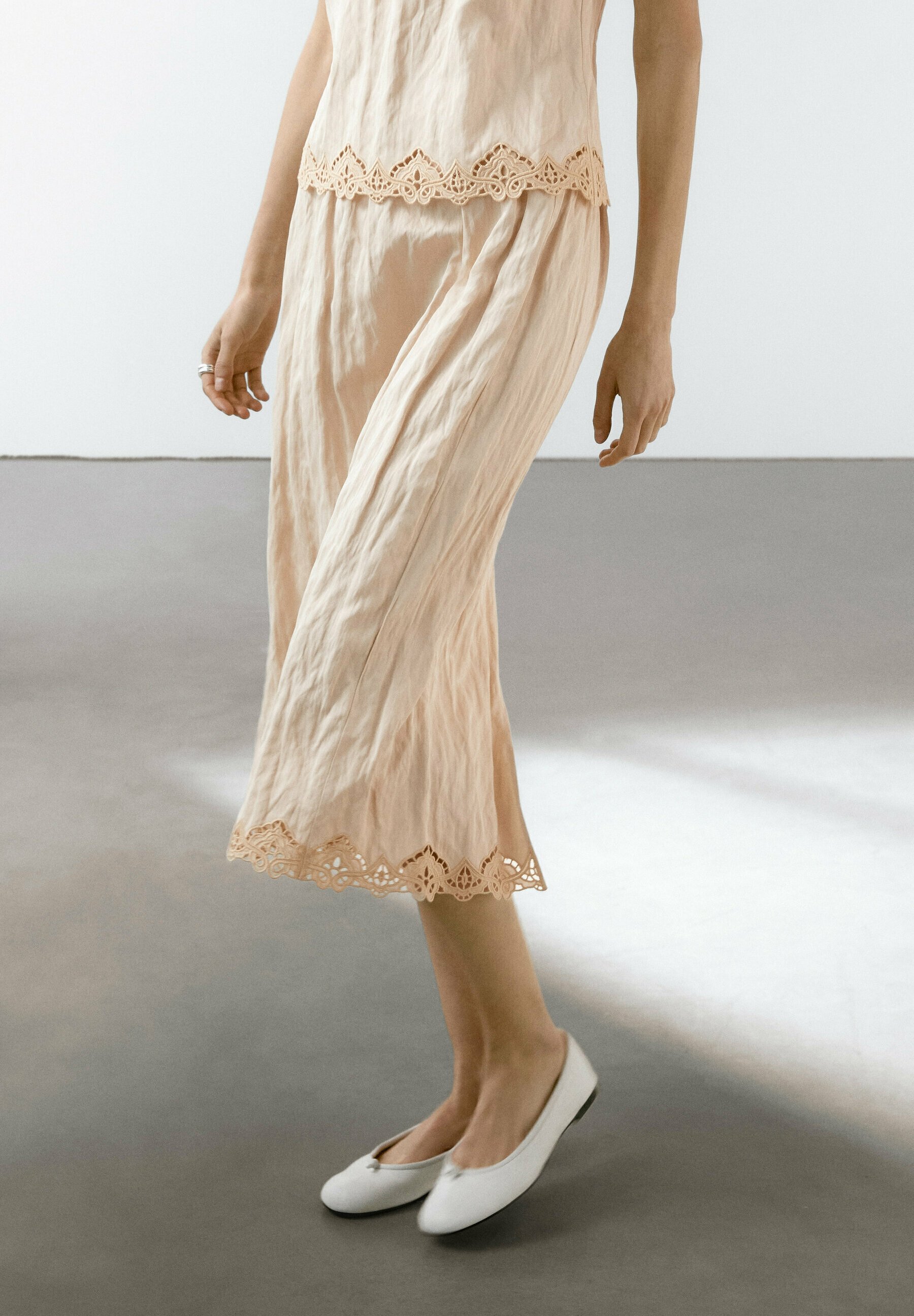 【Massimo Dutti】Flowing midi skirt with blonde lace detail Massimo Dutti FLOWING WITH BLONDE - A-line skirt - beige