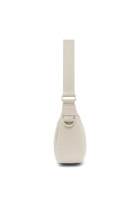 Bolso bandolera de tela beige mostrado de lado con una correa ajustable y un pequeño detalle de anillo cerca de la parte superior.