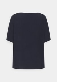 Blouse bleu marine à manches courtes avec un large col, design simple, texture douce et ourlet droit, sans accents ni motifs supplémentaires.