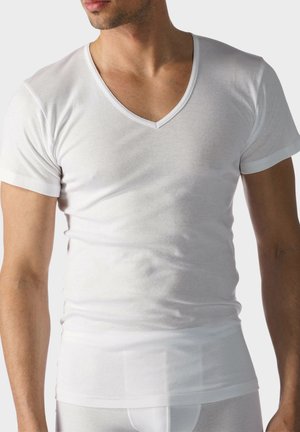 Weißes Kurzarm-V-Ausschnitt-T-Shirt aus leichtem Stoff. Es hat eine taillierte Passform und eine weiche Textur, mit einem glatten, einheitlichen Finish.