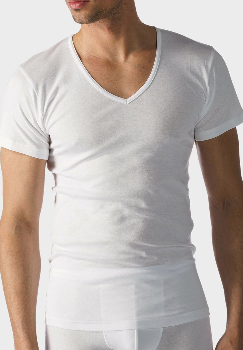 T-shirt blanc à manches courtes en V dans un tissu léger. Caractérisé par une coupe ajustée et une texture douce, avec une finition lisse et uniforme.