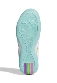 Sneakersål i lys mintgummi med cirkulære dækmønstre og tre farvede accentstriber: lilla, grøn og pink.
