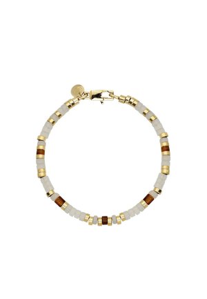 Bracciale con accenti dorati caratterizzato da perline bianche e marroni opache, disposte in un design circolare con chiusura a moschettone.
