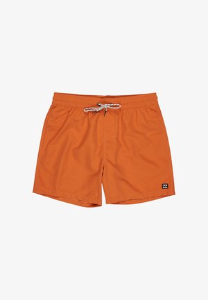 Oranžové plavky s elastickým pásom a nastaviteľnou šnúrkou. Obsahujú bočné vrecká a malú nášivku s logom značky.