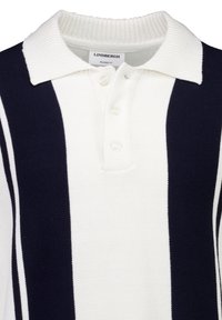 Weißes und marineblau gestreiftes Poloshirt mit geripptem Kragen und Knopfleiste. Der Stoff wirkt strukturiert, mit lockerem Schnitt. Markenetikett sichtbar.