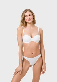 Weißer BH und passender Slips, gefertigt aus glattem Stoff, mit elegantem Design, dünnen Trägern und minimalistischem Stil, ohne Muster oder Verzierungen.