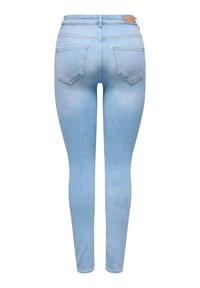 Svijetloplave uske traperice glatkog završetka, s visokim pojasom, dva stražnja džepa i minimalističkim dizajnom.