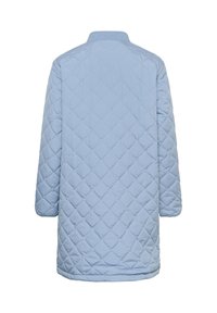 Puhast dolg modri plašč z visokim ovratnikom, ki ima teksturiran vzorec v obliki diamantov. Material deluje mehak in lahek.