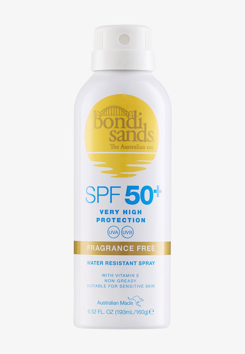 Bouteille blanche de crème solaire en spray Bondi Sands SPF 50+ sans parfum, résistante à l'eau, avec vitamine E, étiquetée pour peau sensible, 193 ml, fabriquée en Australie.