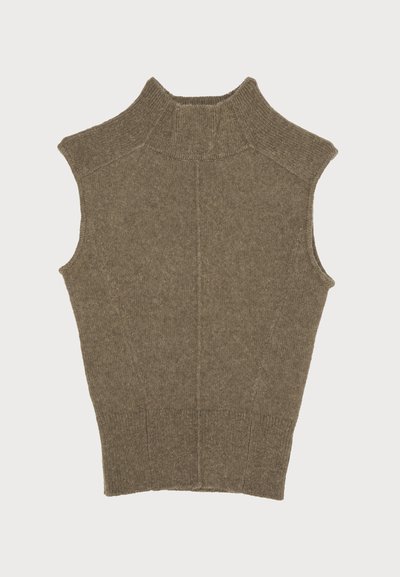 Braunter ärmelloser Stricktank mit hohem Kragen, der eine gerippte Textur und vertikale Nähte für eine taillierte Silhouette aufweist.