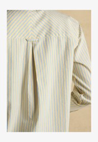 Neizvēlēts, yellow stripe