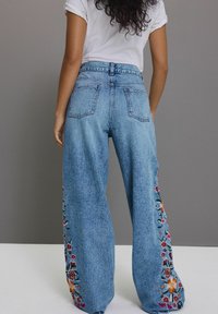 Next EMBROIDERED WIDE - Alt laienevad teksad - mid blue