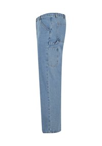 Lys blå denimjeans med lige ben, med to baglommer og en sidelomme til værktøj. Stoffet har en let tekstur.