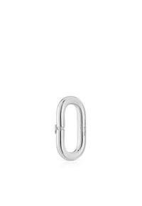 Colgante de plata en forma ovalada, con un acabado metálico pulido y un grabado sutil. Textura suave y elementos de diseño minimalistas.