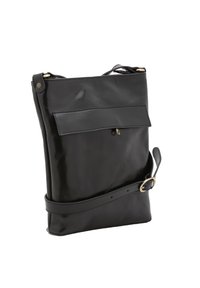 Borsa a tracolla nera in pelle con finiture lucide, dotata di una tasca frontale con flap e di una tracolla regolabile con fibbia in metallo.