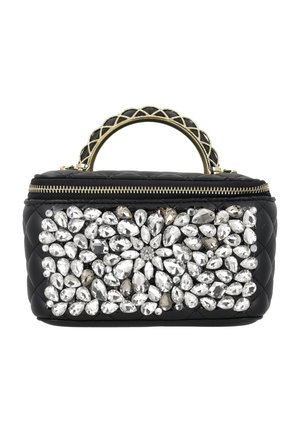 Sort quiltet håndtaske med gyldt håndtag og lynlås, pyntet med klynger af store klare og røgfarvede dråbeformede krystaller på forsiden.
