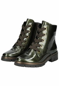 Botas de tobillo de charol verde con punta redonda, cordones marrones, ojales dorados y una suela de goma negra gruesa. Brillo sutil y acabado texturizado.