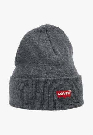Gorro de punto gris con un dobladillo. Presenta un logo de Levi's bordado en rojo. Textura suave y forma clásica adecuada para un estilo casual.