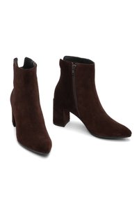 Botas de tobillo de ante marrón con punta afilada y tacón cuadrado. Presentan una cremallera lateral y una textura suave en toda su superficie.