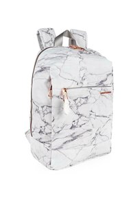 Mochila de patrón de mármol blanco con una superficie texturizada, cierre de cremallera, bolsillo frontal y acentos de hardware en oro rosa. Cuenta con correas de hombro acolchadas.