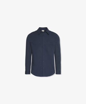 Marineblauw herenshirt met lange mouwen, puntige kraag, knoopsluiting aan de voorkant en een enkele borstzak.